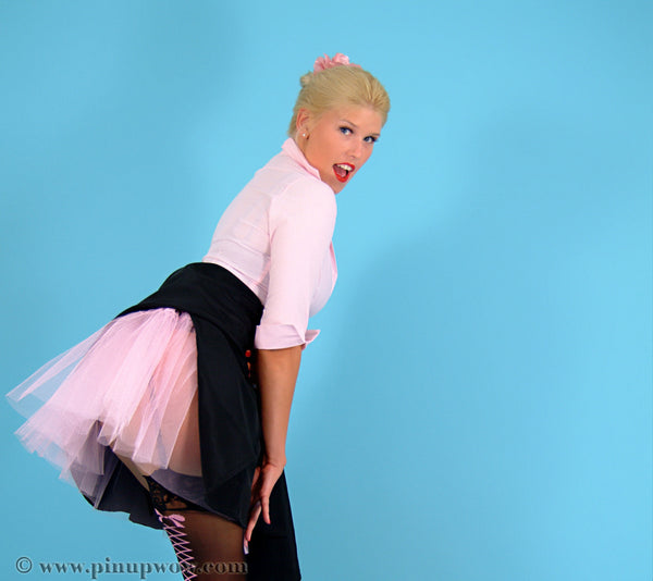 Amelia in Pin-Up Pretty  (photoset)