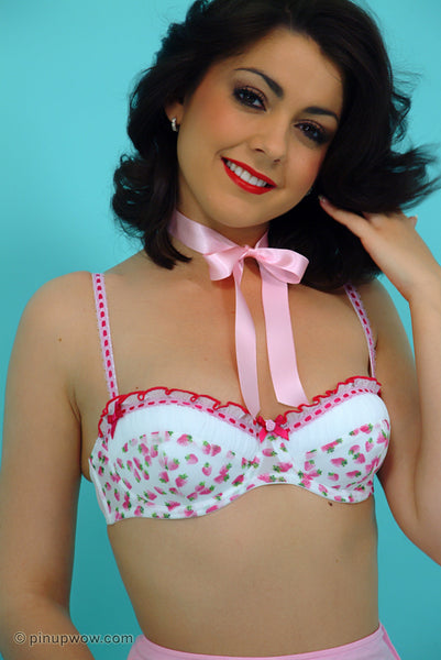 Bryoni-Kate in Making a Tease  (photoset)