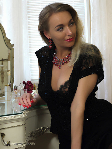 hayley-marie_dressing_down pin-up glamour photo 49 of 98